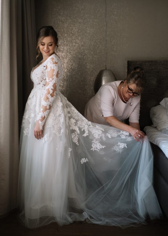 Lace bridal gown with hand placed lace, Juulia Peuhkuri kuva Stelios Kirtselis