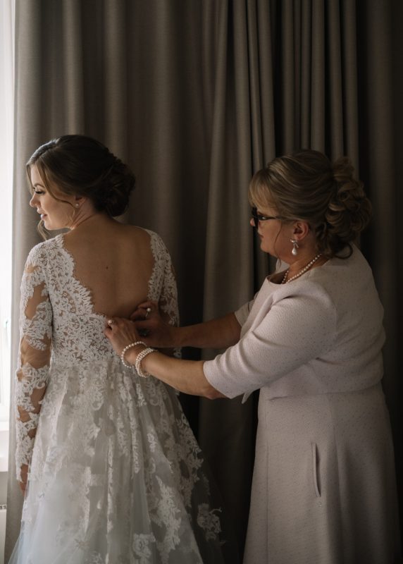 Lace bridal gown with open back , Juulia Peuhkuri kuva Stelios Kirtselis